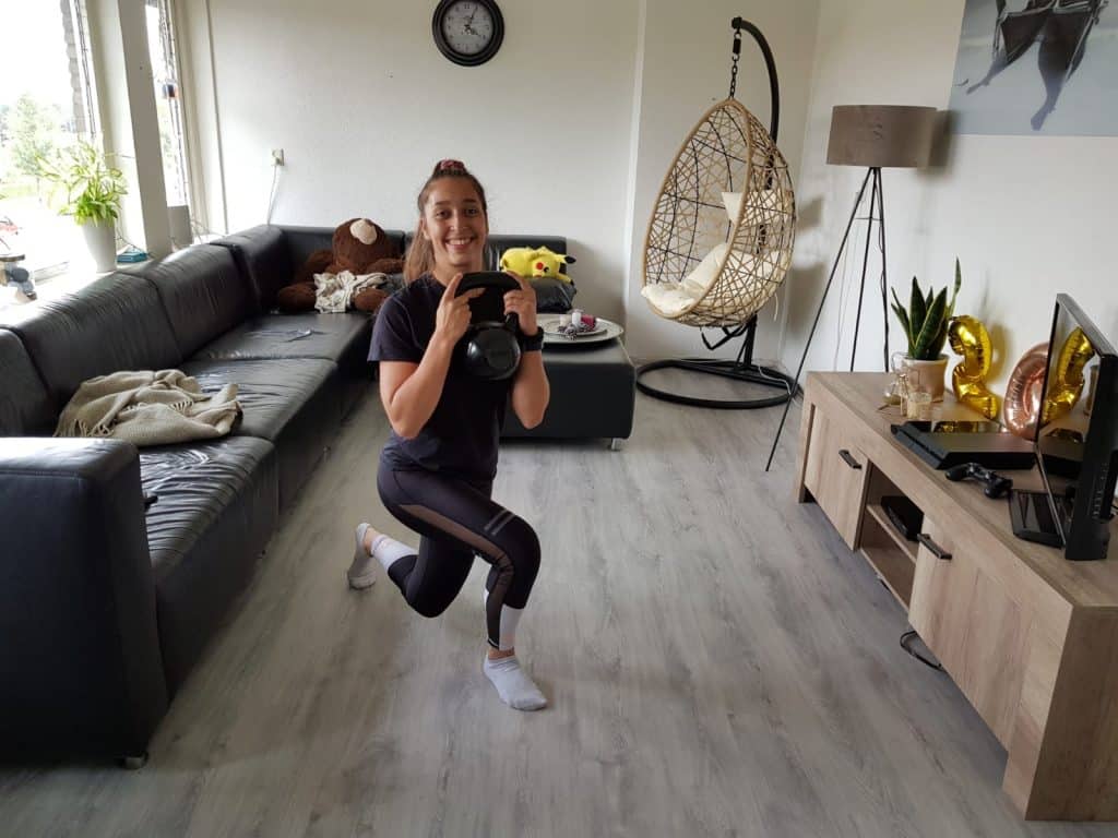 oefeningen-thuis-voor-vrouwen-met-gewichten