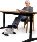 virtufit-v3-stoelfiets-model-gebruik-onder-tafel-vrouw
